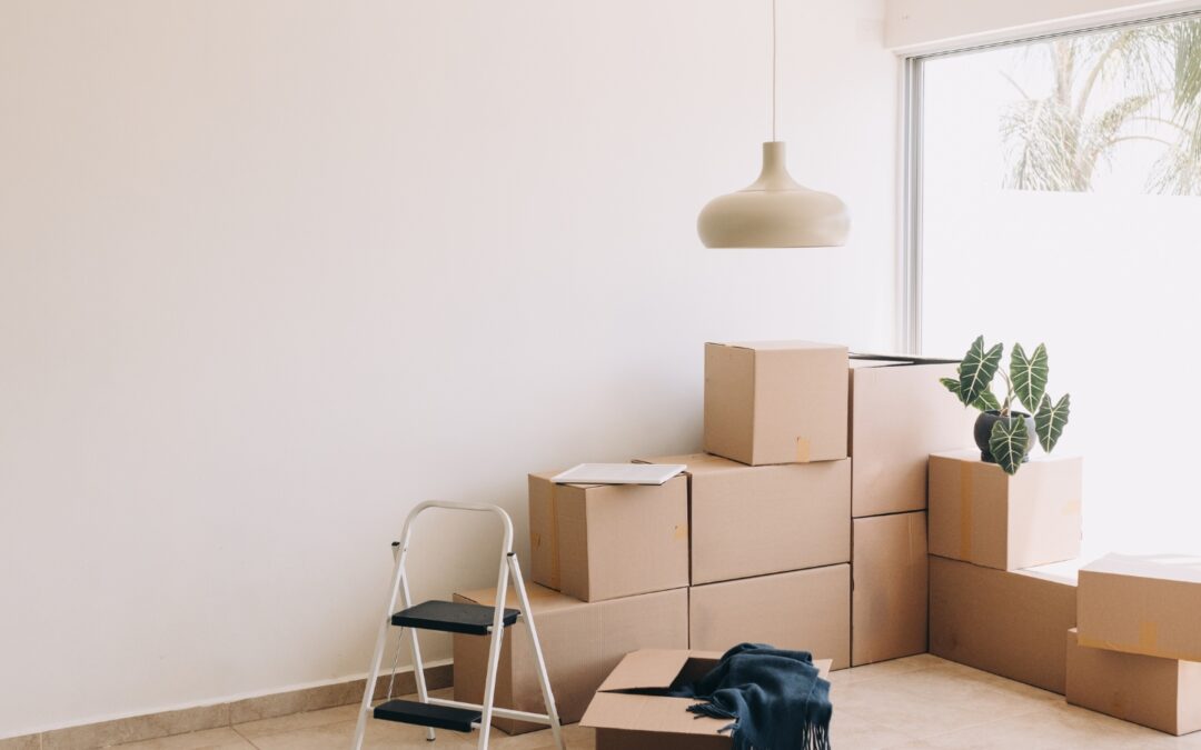 Cajas de mudanza listas en un apartamento – Tmovemos servicio puerta a puerta